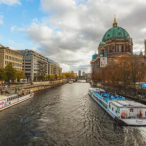 https://apt-lux-central.find-berlin-hotels.com